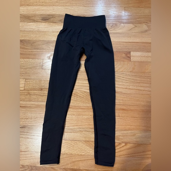 Size xs, black gym shark leggings - Picture 2 of 3